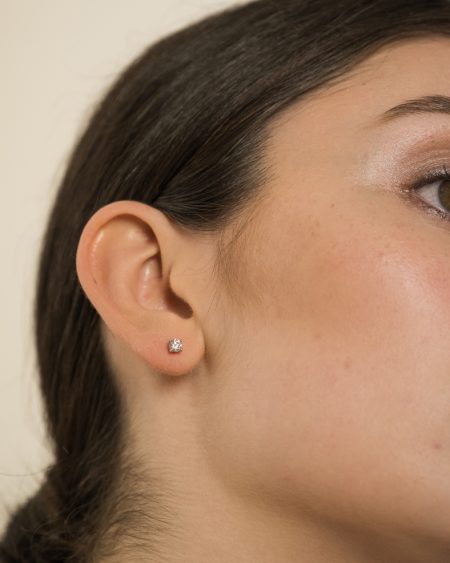 Orecchini punto luce Simona argento indossato