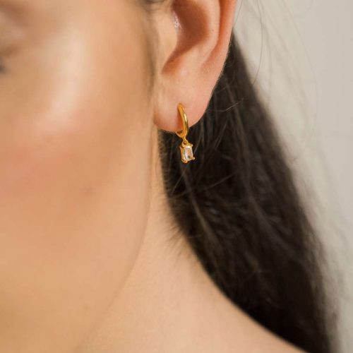 Orecchini a cerchio con pietra Noemi Oro indossato