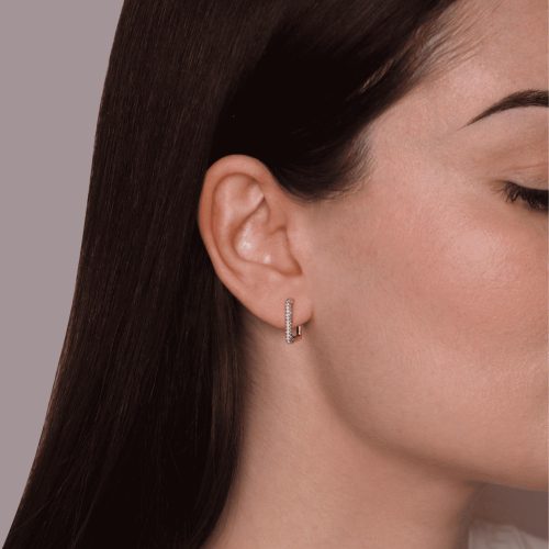 Orecchino brillante indossato da una donna.