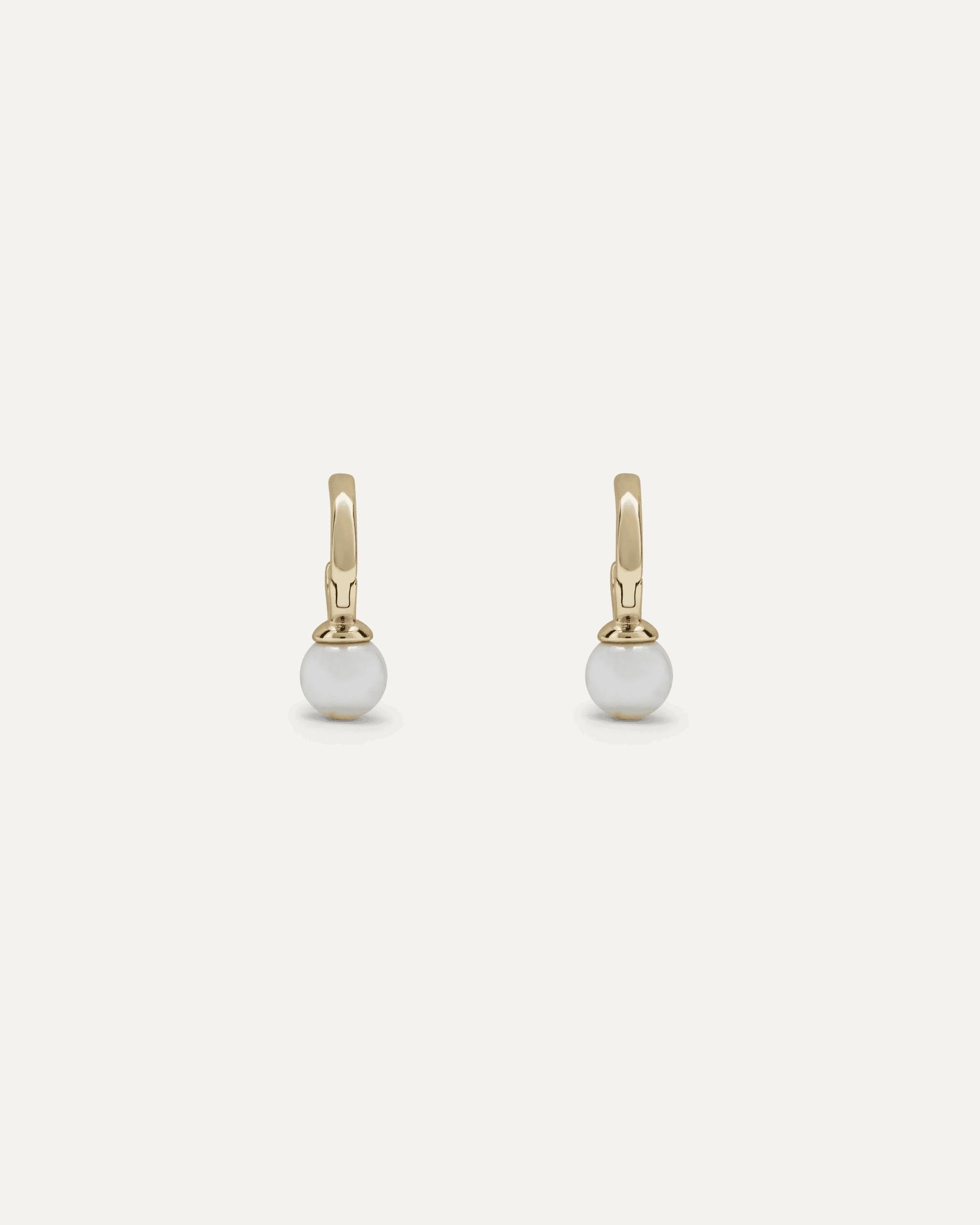 Orecchini eleganti con perle bianche e oro