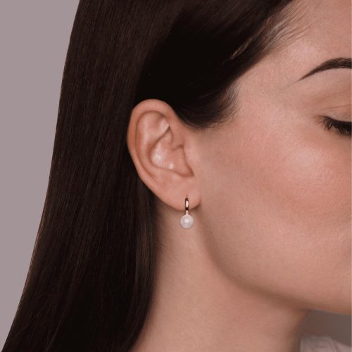 Orecchino a perla su un volto femminile.