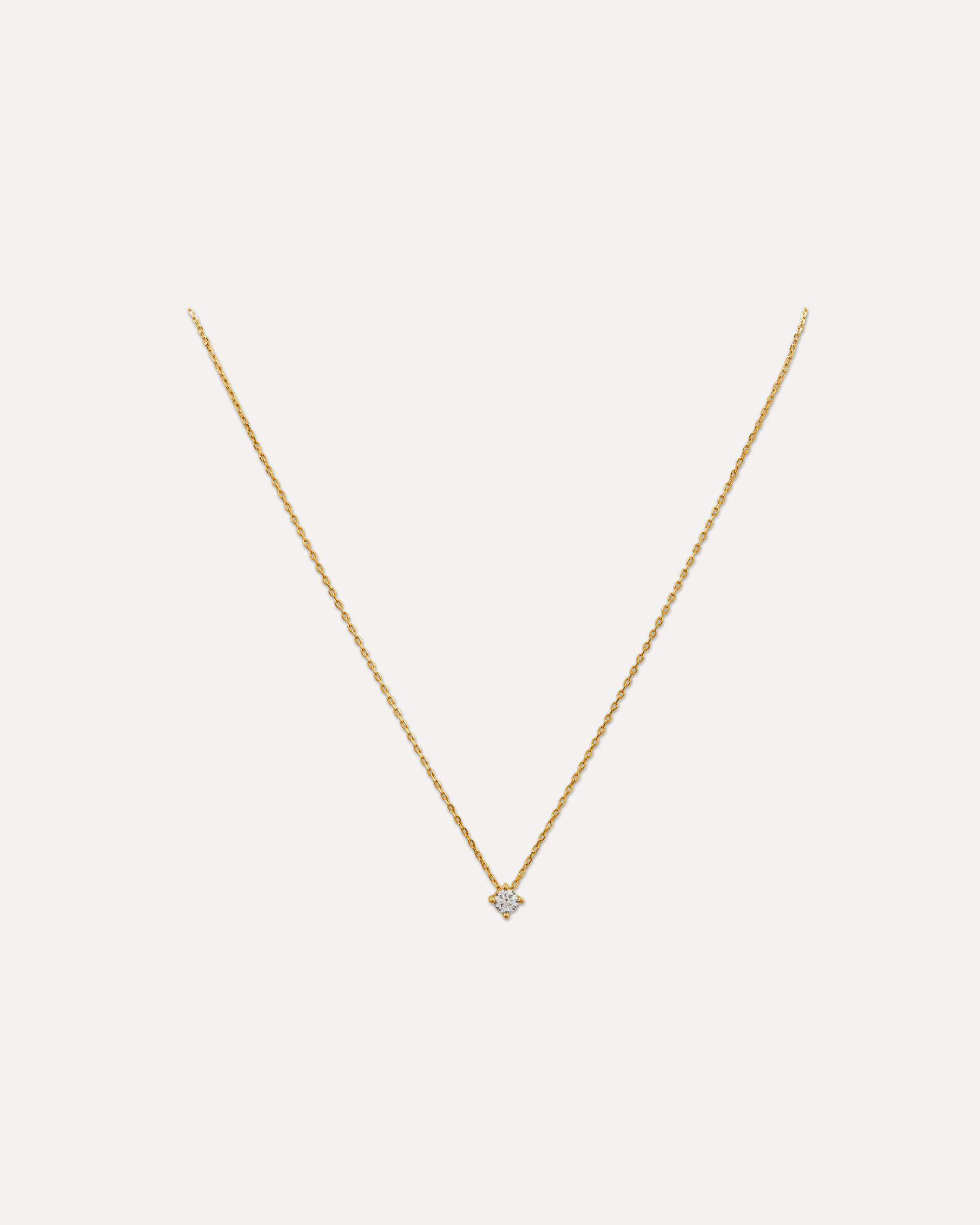 Collana d'oro con pendente brillante.