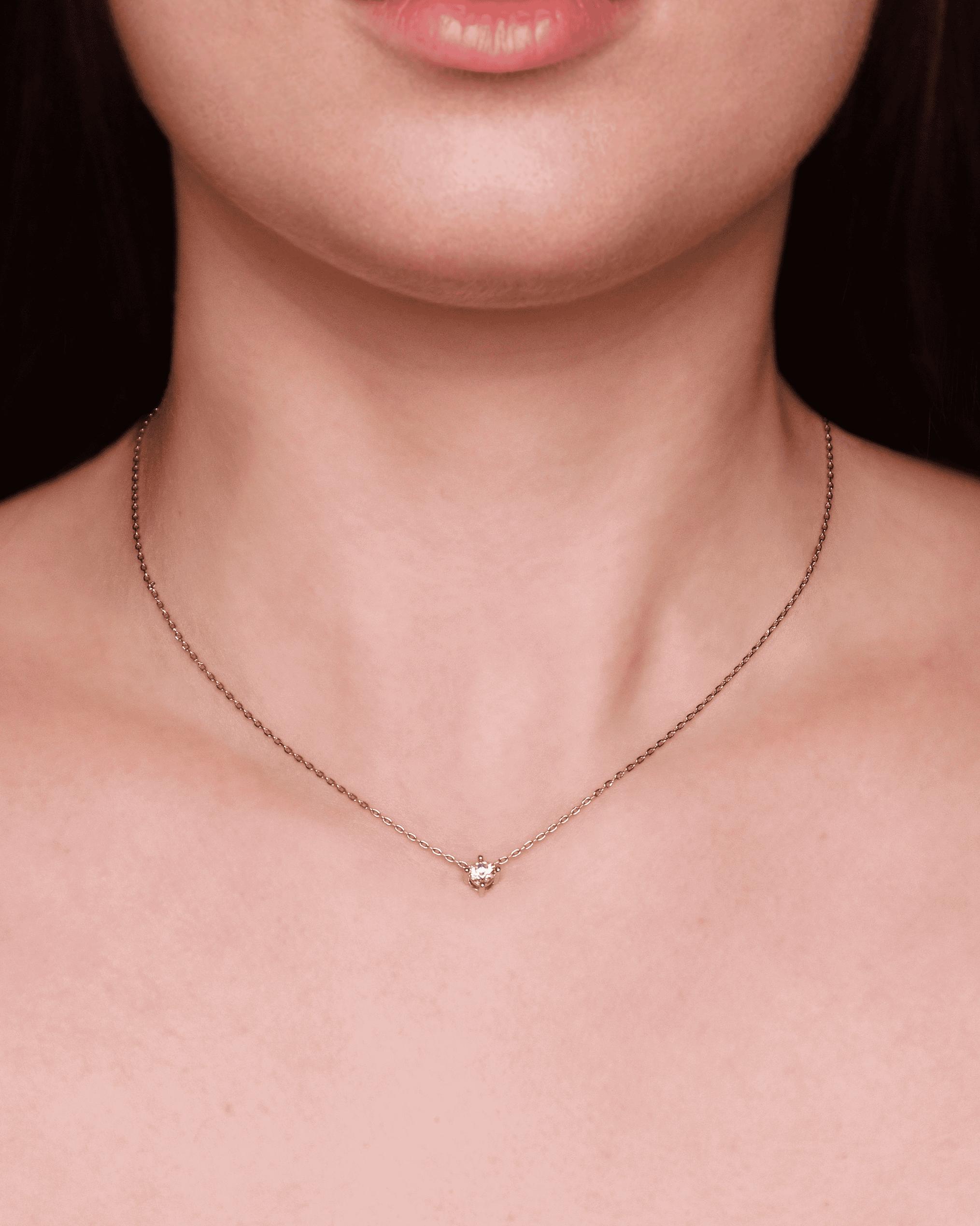 Collana delicata con un piccolo pendente brillante.