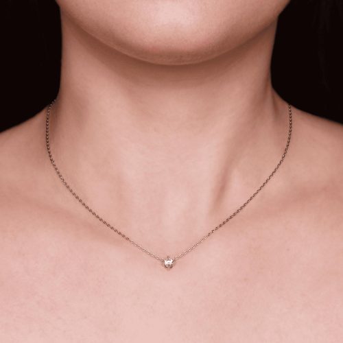 Collana con cuore, indossata su una donna.