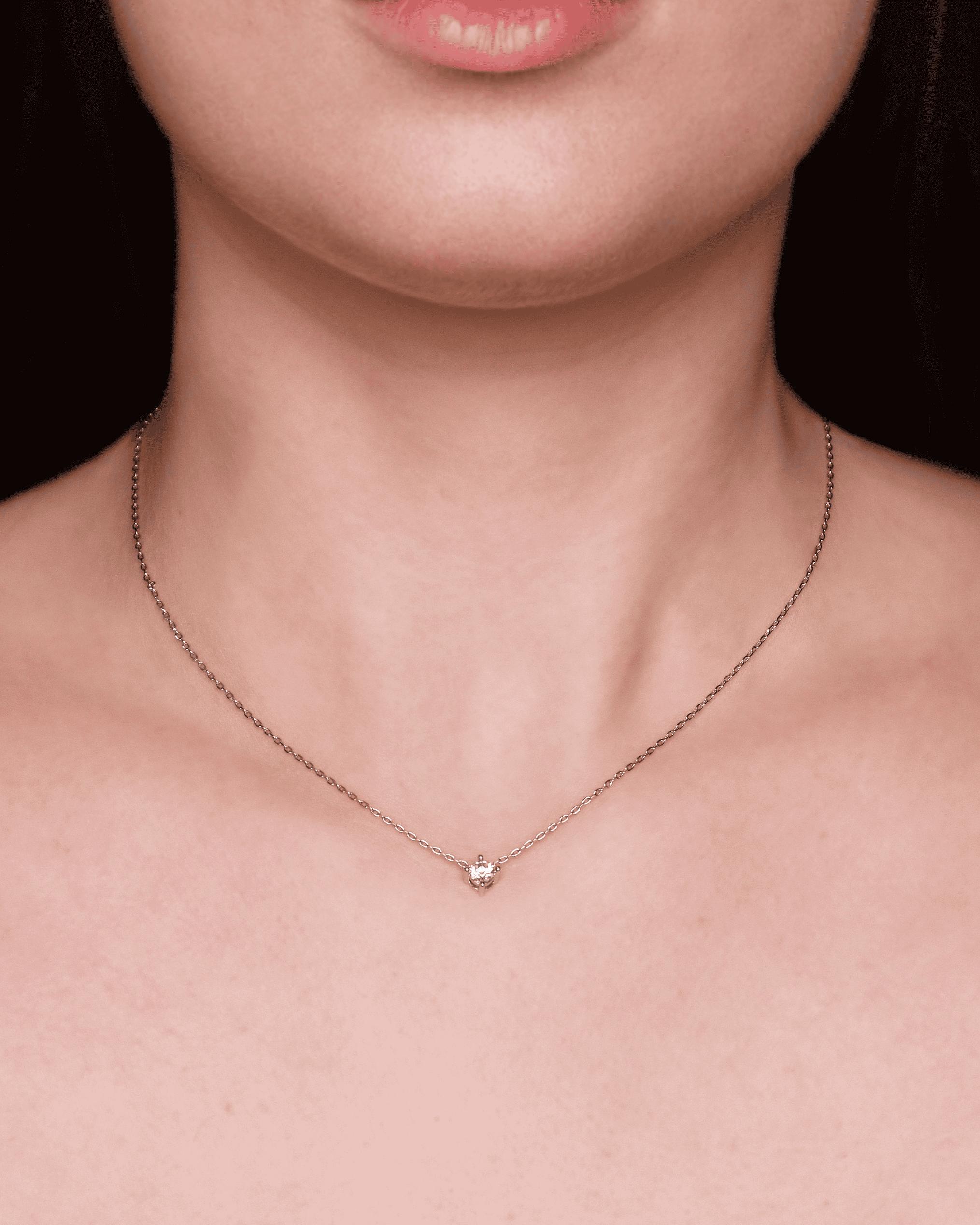 Collana con cuore, indossata su una donna.