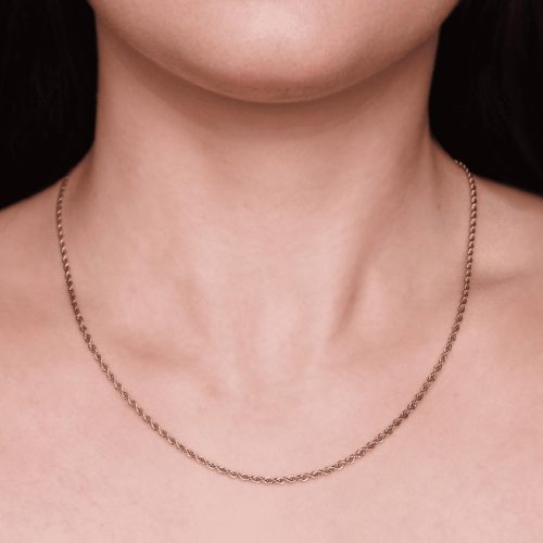 Collana elegante su collo femminile.