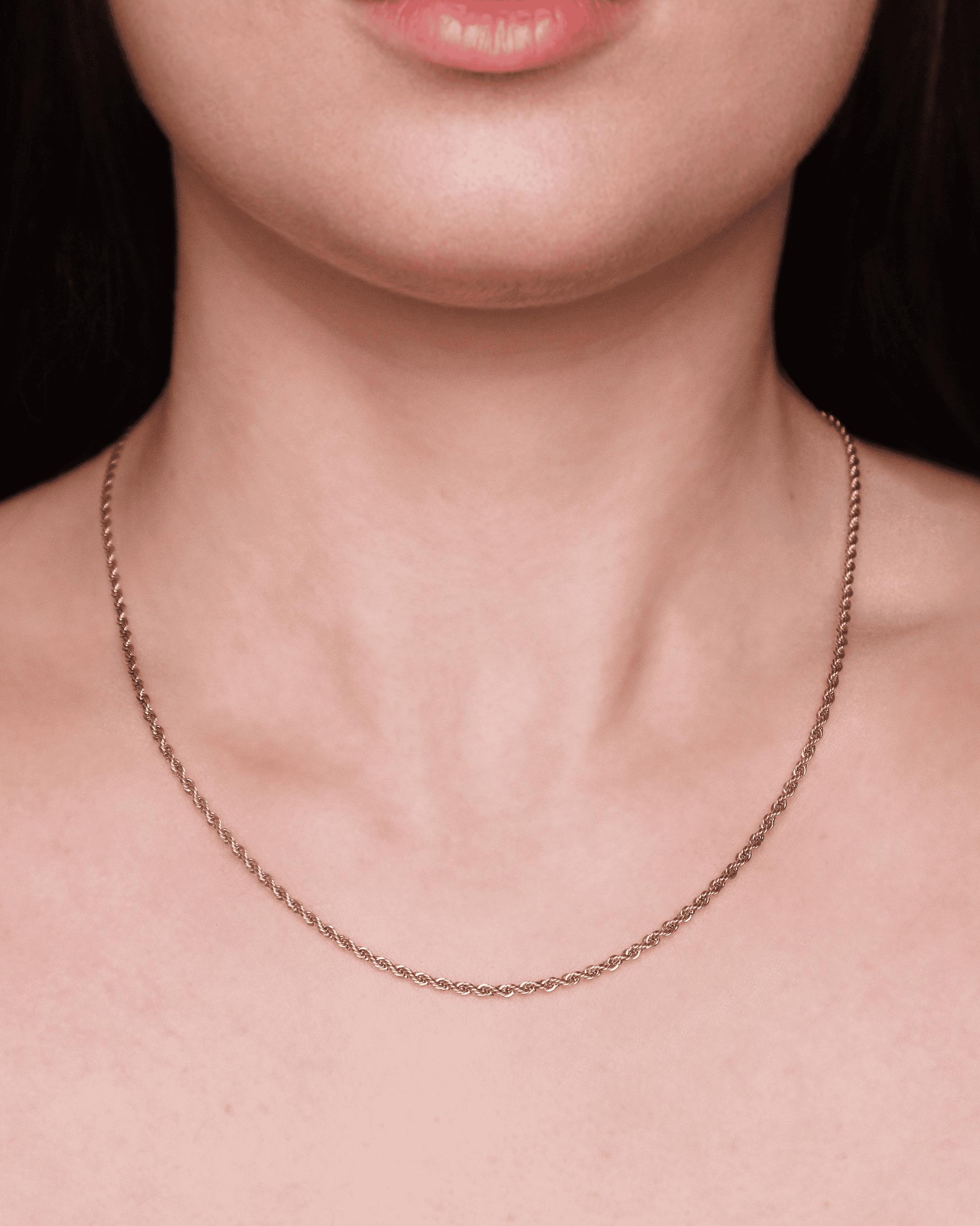 Collana elegante su collo femminile.