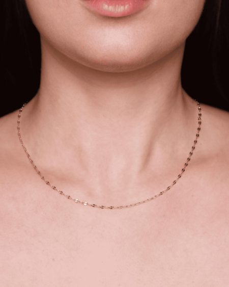 Collana delicata in oro rosa indossata da una donna