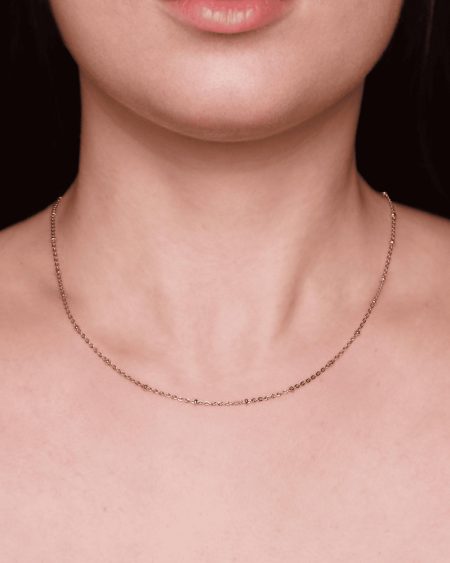 Collana sottile indossata su collo femminile.