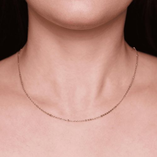 Collana delicata indossata da una persona.