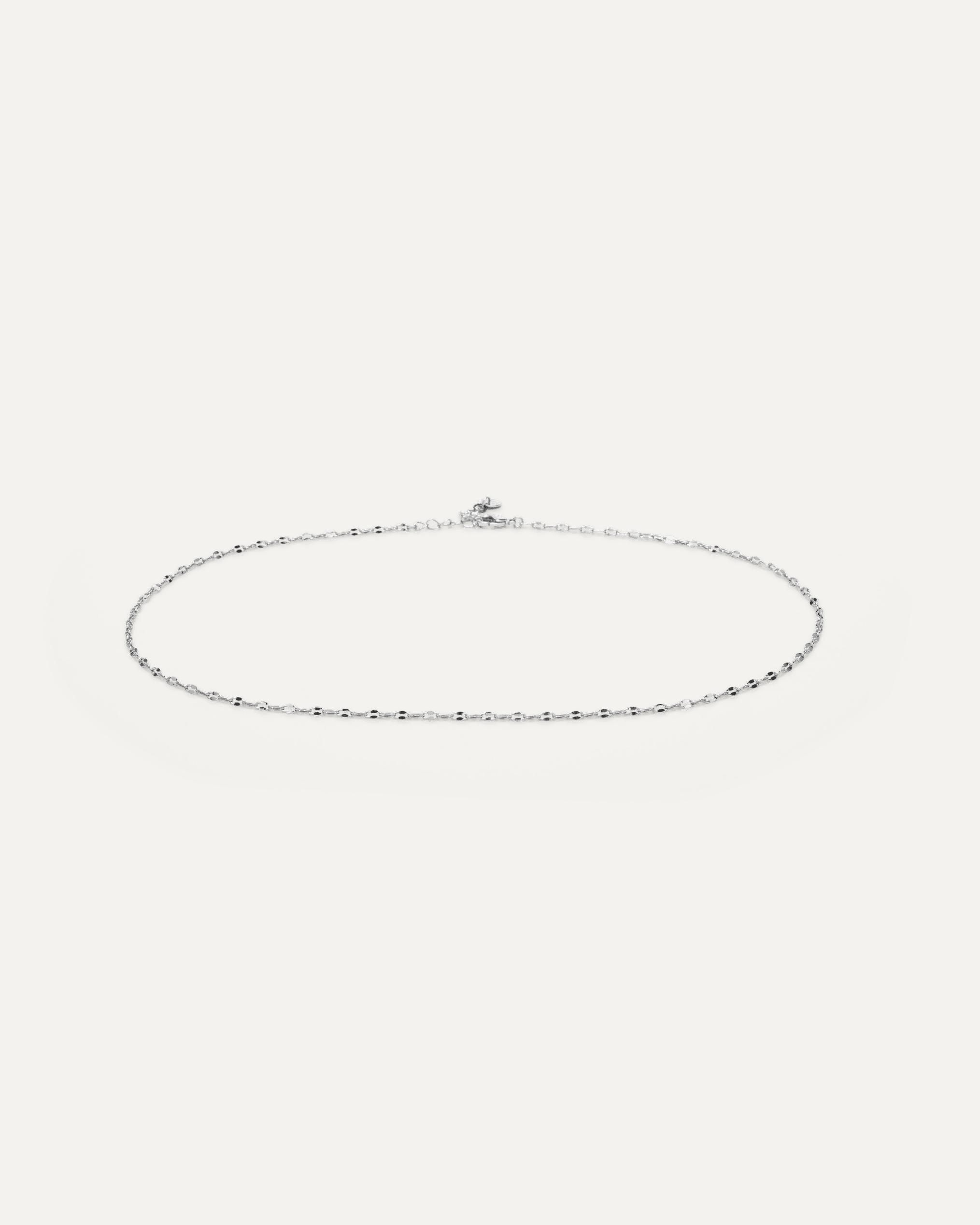 Bracciale elegante in argento lucido.