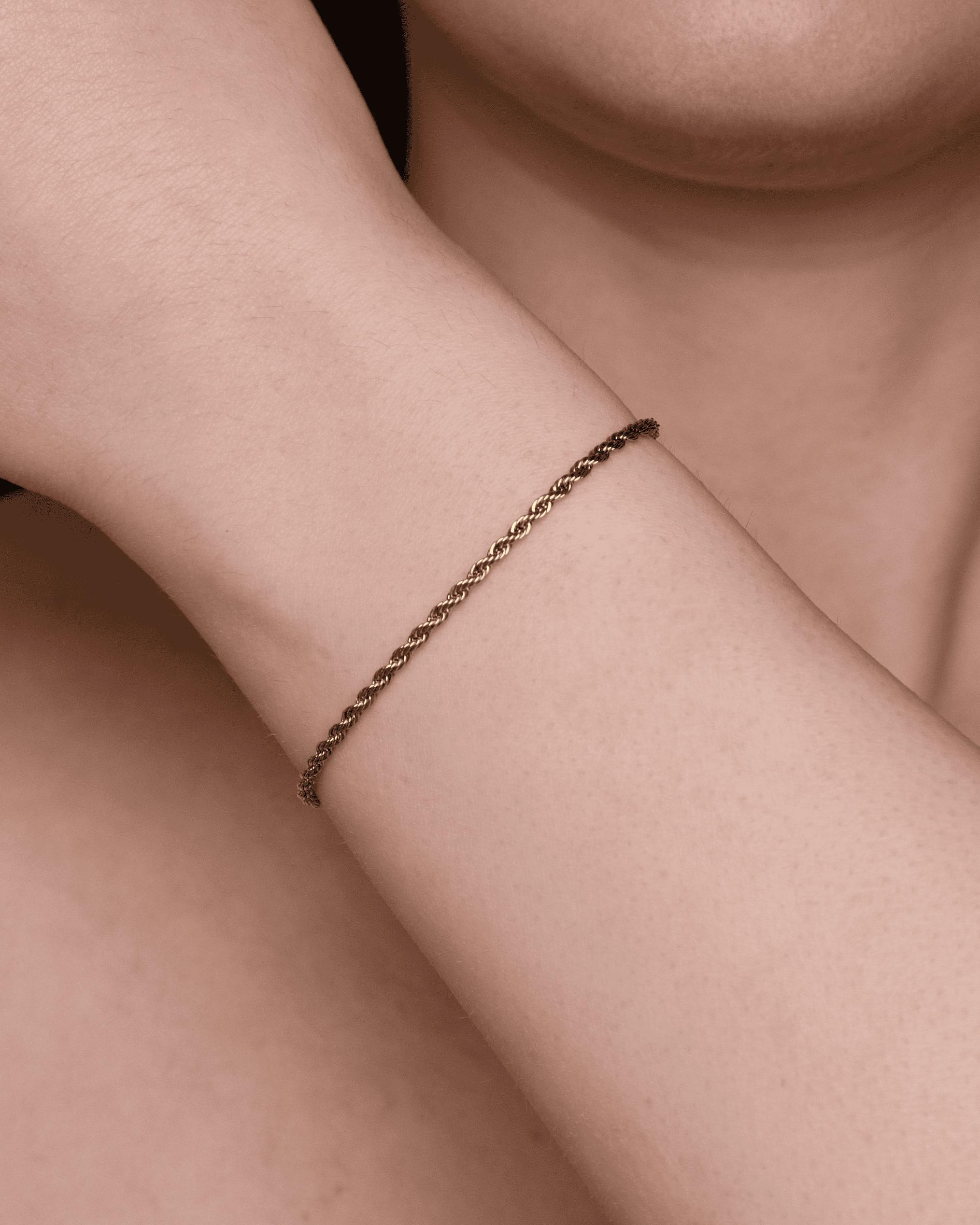 Bracciale elegante su un polso femminile.