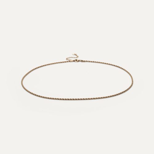 Collana sottile in oro con chiusura.