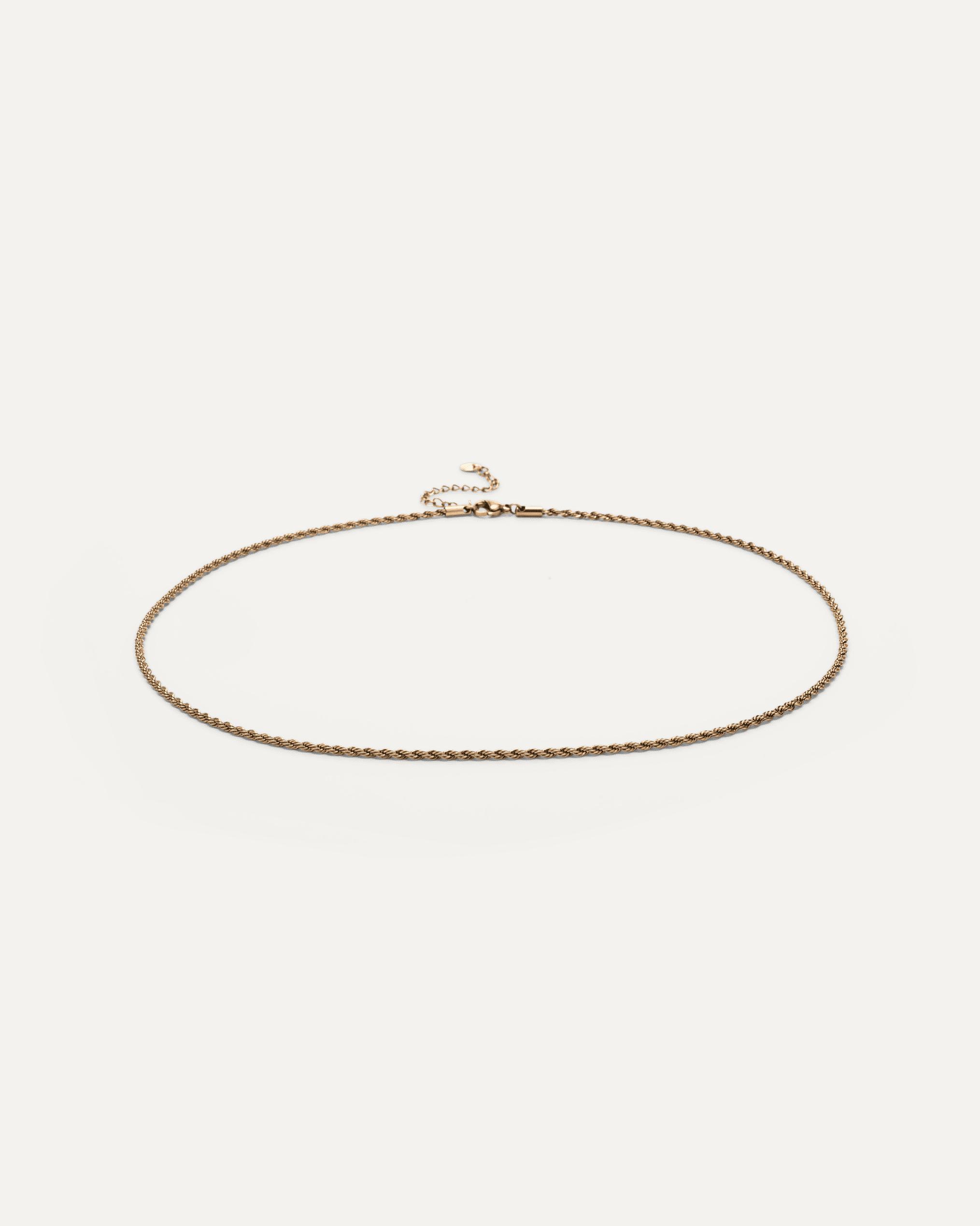 Collana sottile in oro con chiusura.
