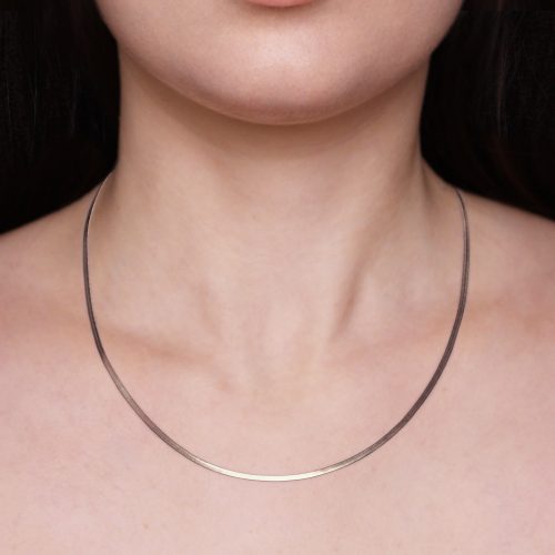 Collana sottile indossata da una donna