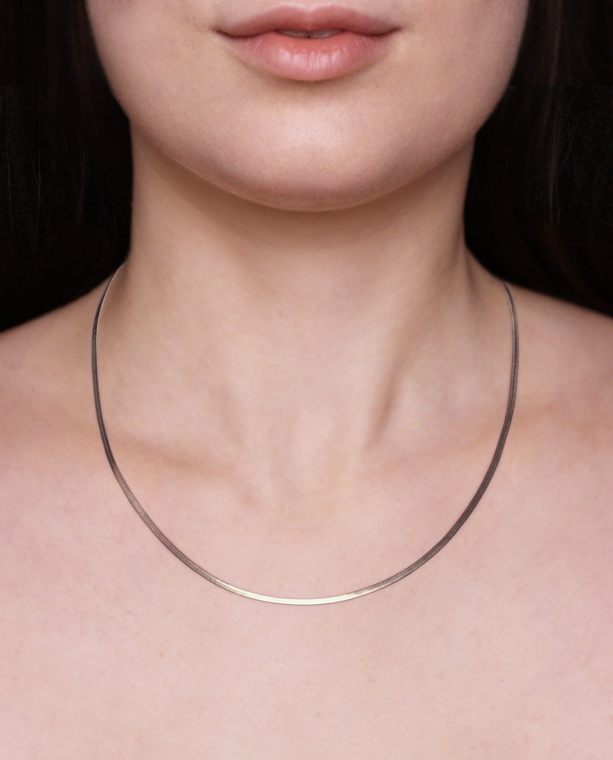 Collana sottile indossata da una donna