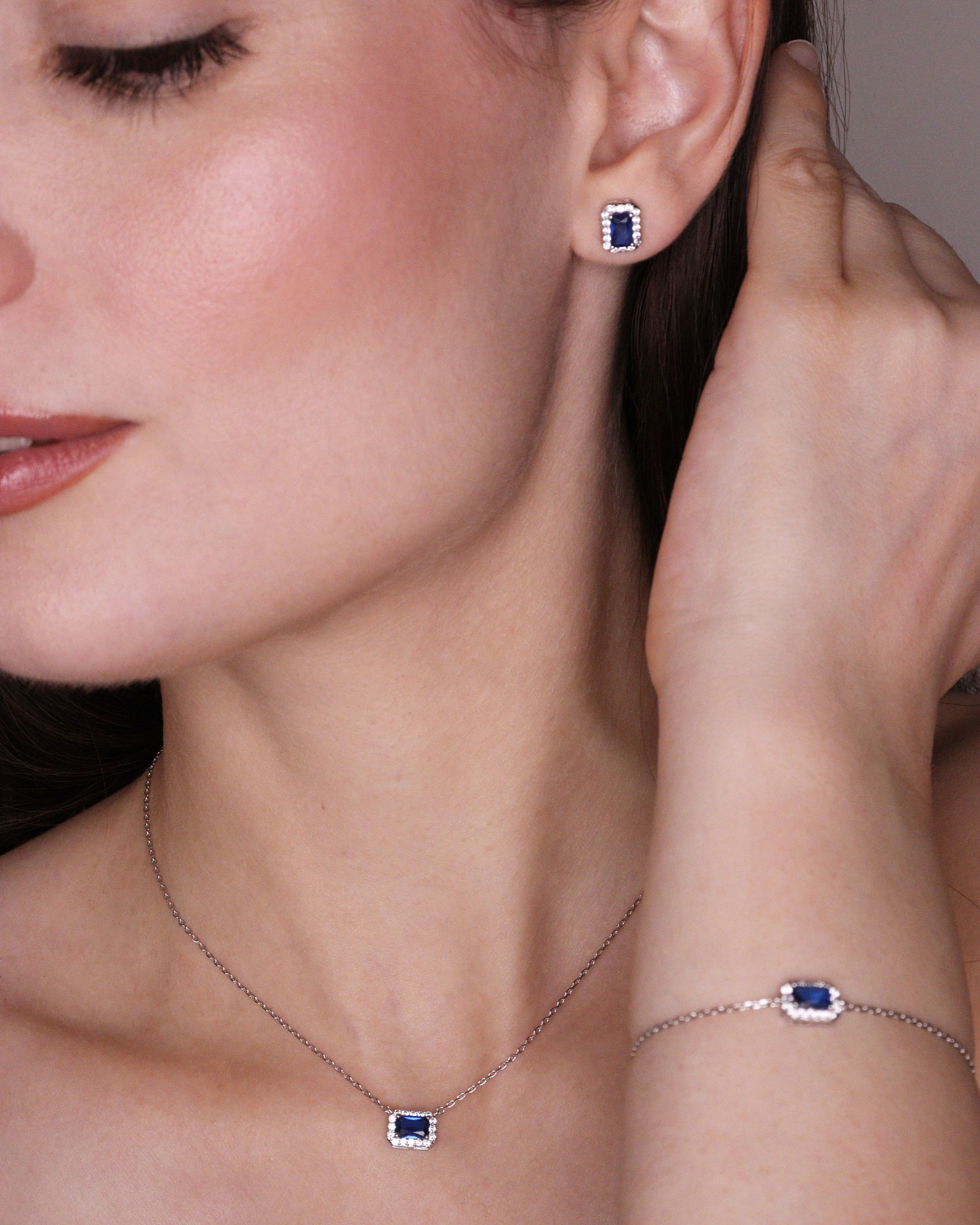 Modella con orecchini e collana eleganti.