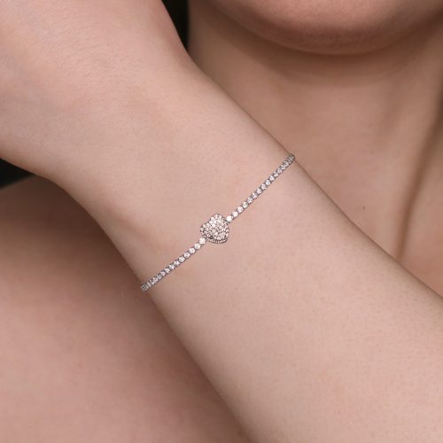 Bracciale con cuore di diamanti al polso