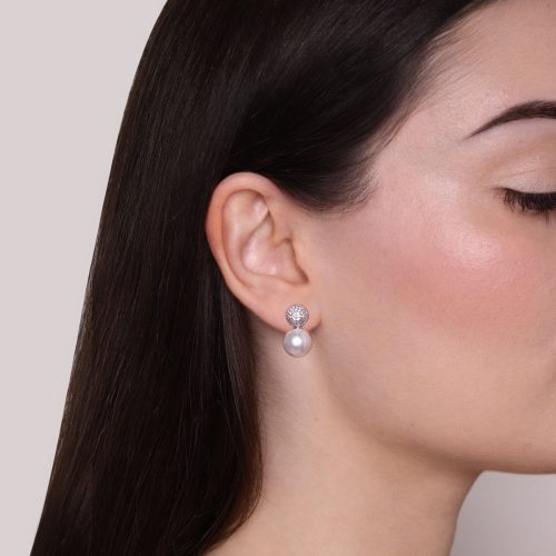 Orecchino con perla e diamanti indossato da donna