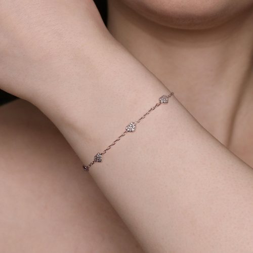 Bracciale sottile con cuori brillanti al polso