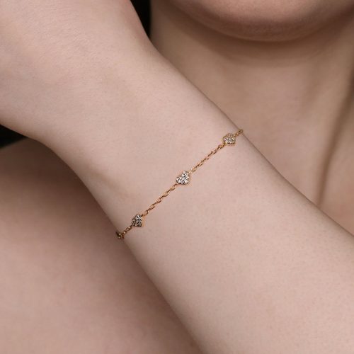 Bracciale dorato con cuori brillanti al polso