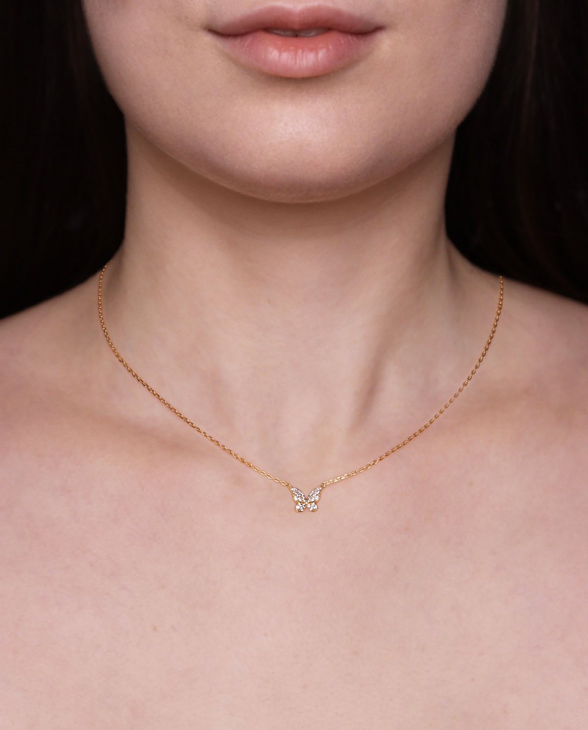 Collana d’oro con ciondolo farfalla brillante