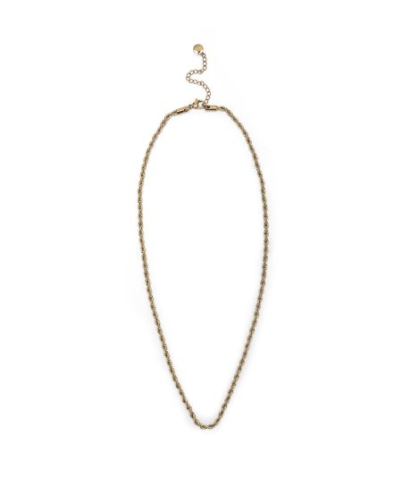 Collana a catena dorata su sfondo bianco