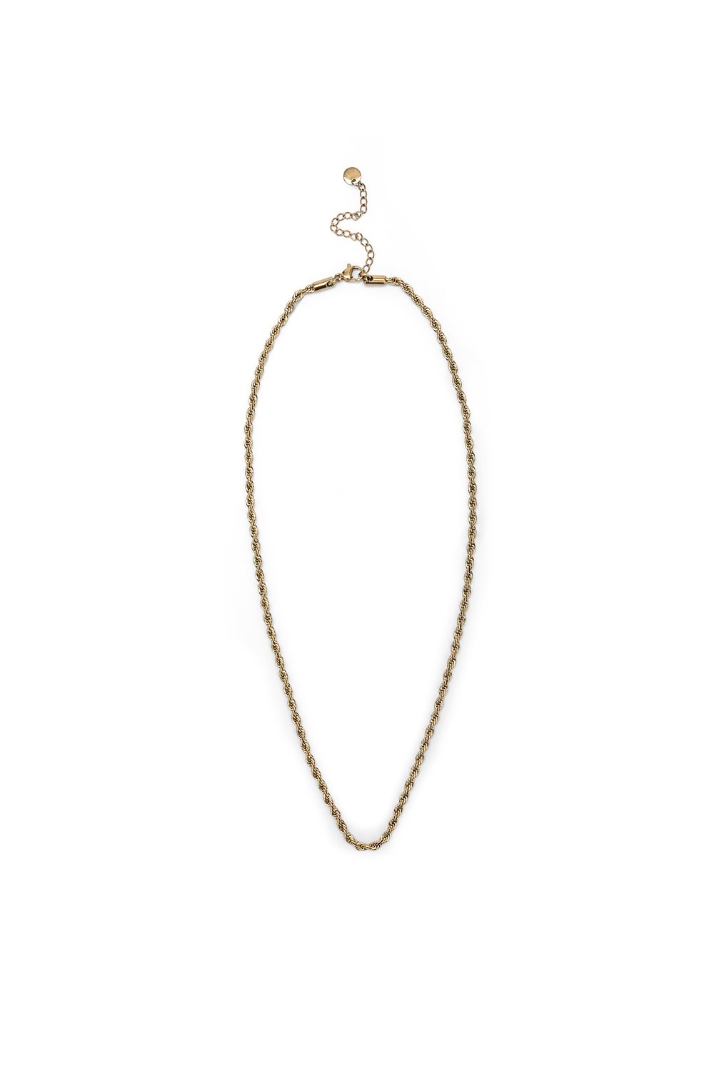 Collana a catena dorata su sfondo bianco