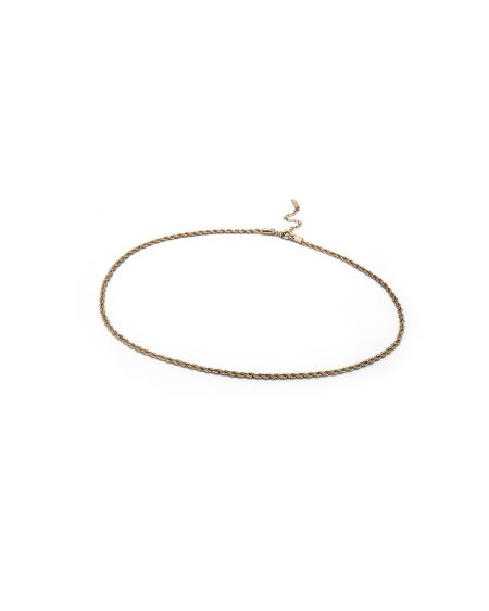 Collana a catena dorata su sfondo bianco