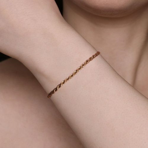 Bracciale a catena dorata su polso femminile